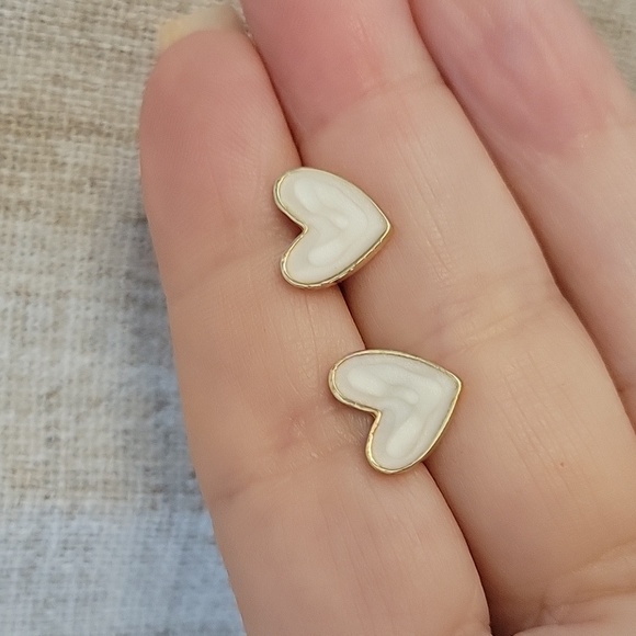 CREAM ENAMEL SWIRL HEART STUD EARRINGS - Picture 3 of 5